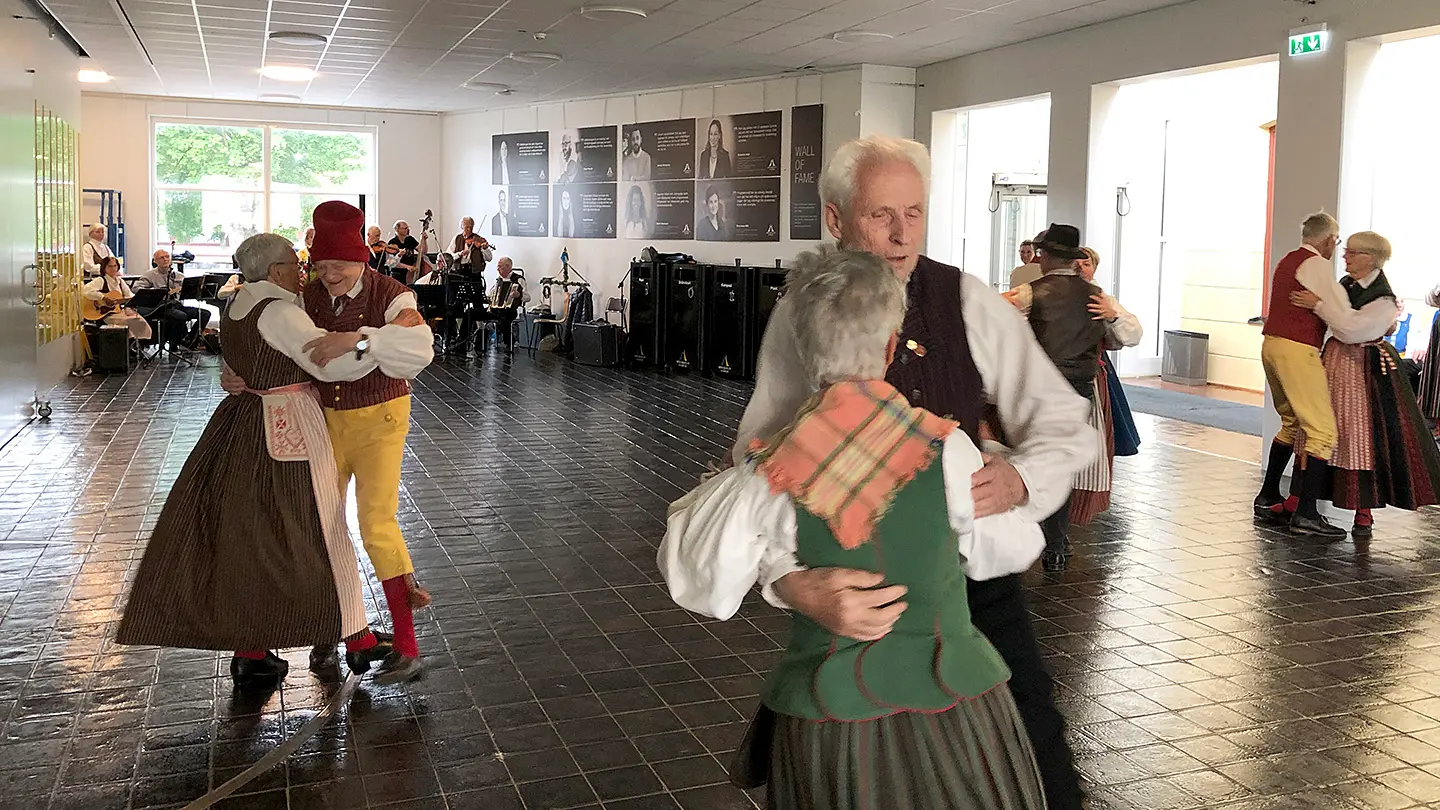 Folkdanslaget Rillen gav prov på svensk folkdans och musik.