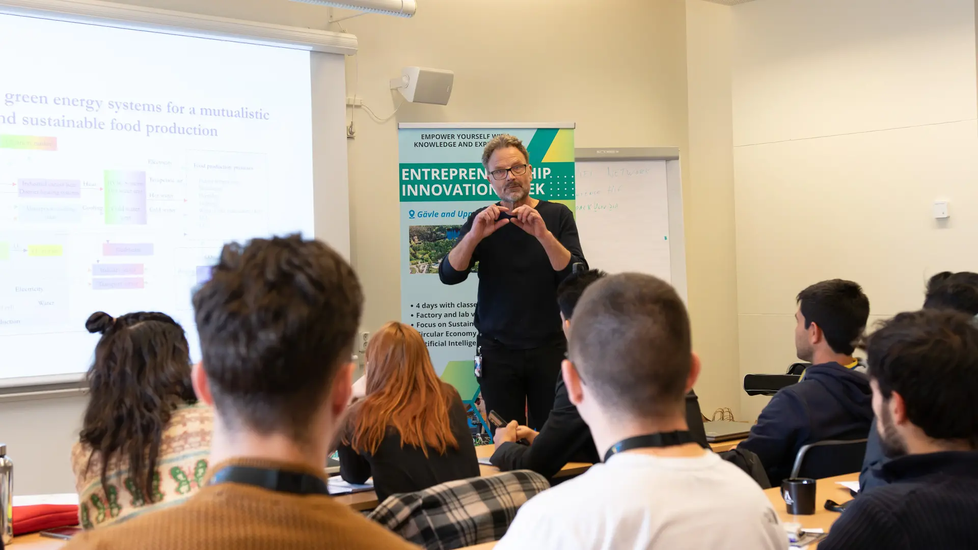 Ulf Larsson gives a lecture for the participants. Photo: Simon Forsmark