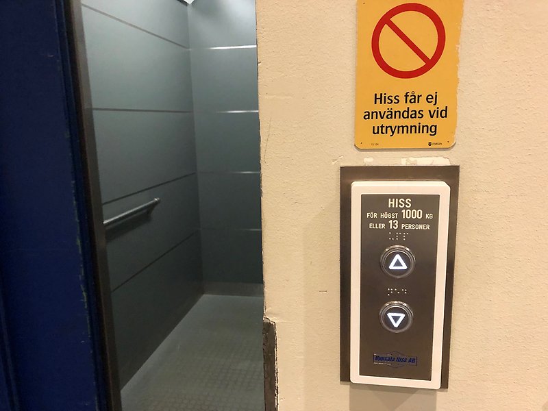 Hiss där hissdörren är öppen