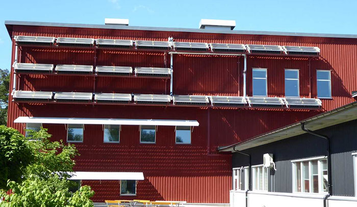Högskolans forskningshus med sitt labb och sina tre verkstäder, försett med hybridsolfångare.