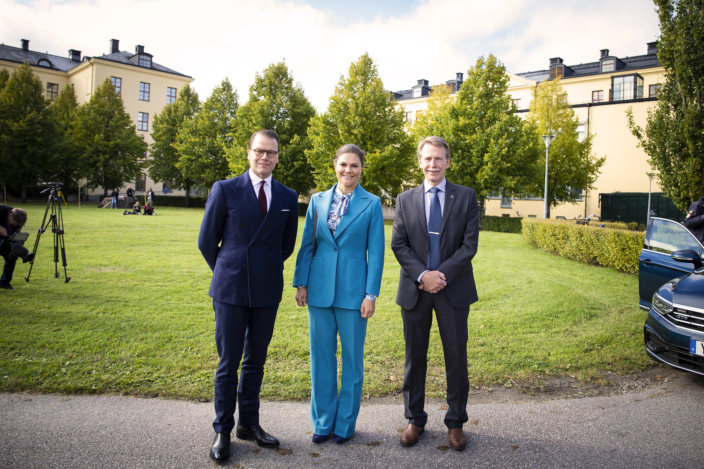 Prins Daniel, Kronprinsessan Victoria och prorektor Lars Bengtsson. Foto: Anna Sällberg