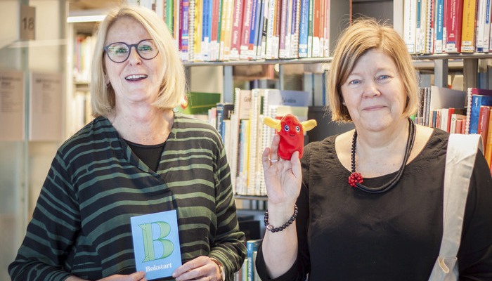 Elisabeth Björklund, lektor emerita i didaktik och lärare, och Christine Wennerholm, verksamhetsutvecklare med inriktning på regional biblioteksverksamhet i Region Gävleborg. Projektet Bokstart. Läskompisen Bella.