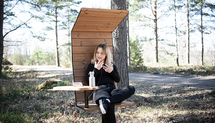 Lovisa Pettersson visar utomhusmöbeln som hennes företag har designat.